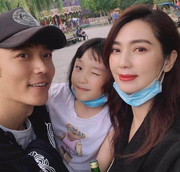 洪欣否认与张丹峰离婚!