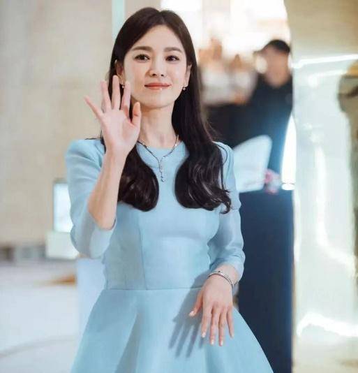 宋慧乔新加坡亮相,淡蓝色长裙自信又明媚,圆脸,白皮美得真轻松_连衣裙