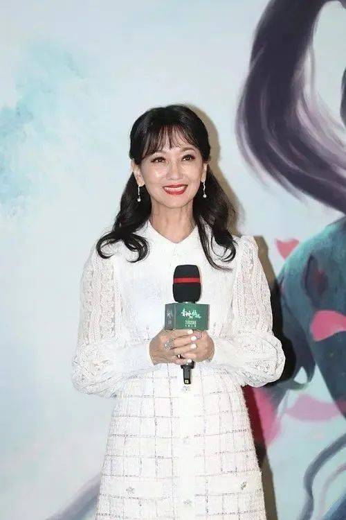 赵雅芝晒70岁生日照,终于肯坦然接受衰老,没美颜皱纹这么真实,但还是