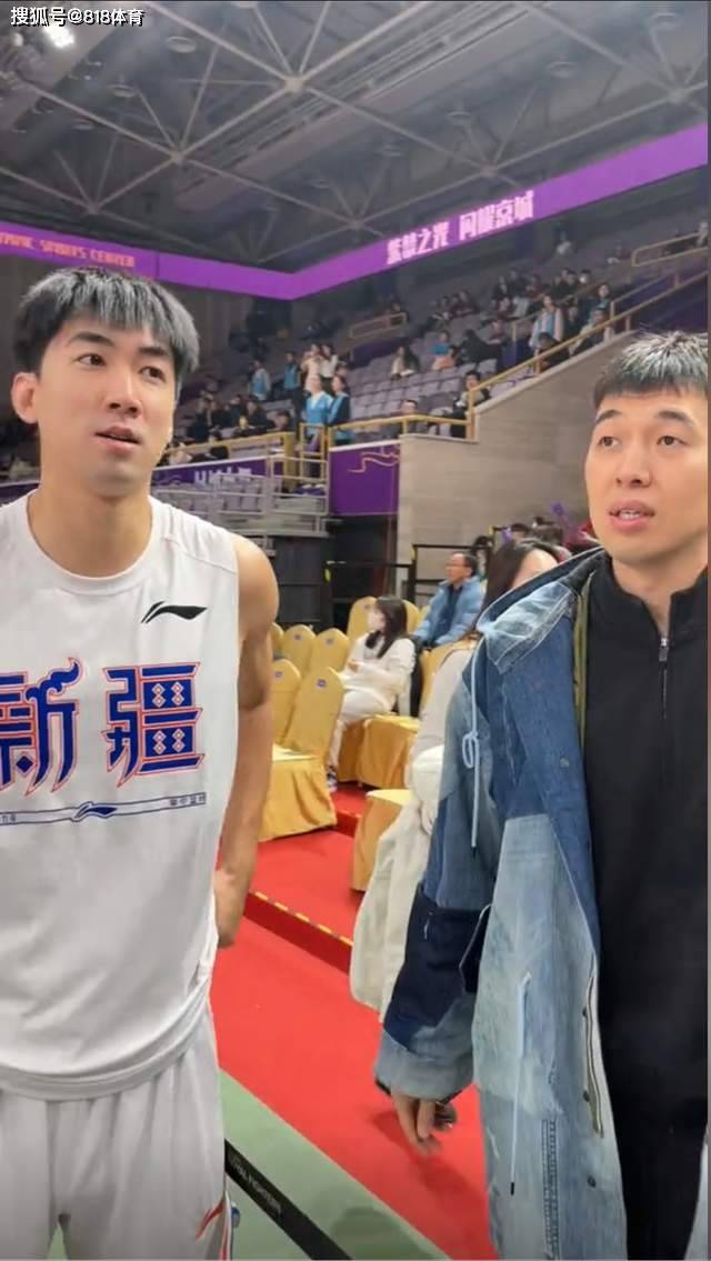 曾令旭探班新疆男篮!