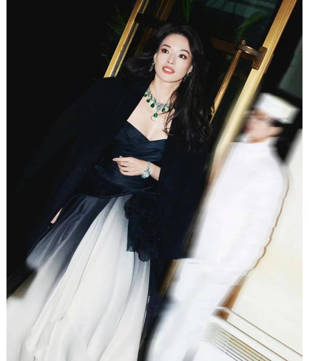 舒淇的这件衣服虽然也是抹胸领的造型,但是和黄色的完全不一样.