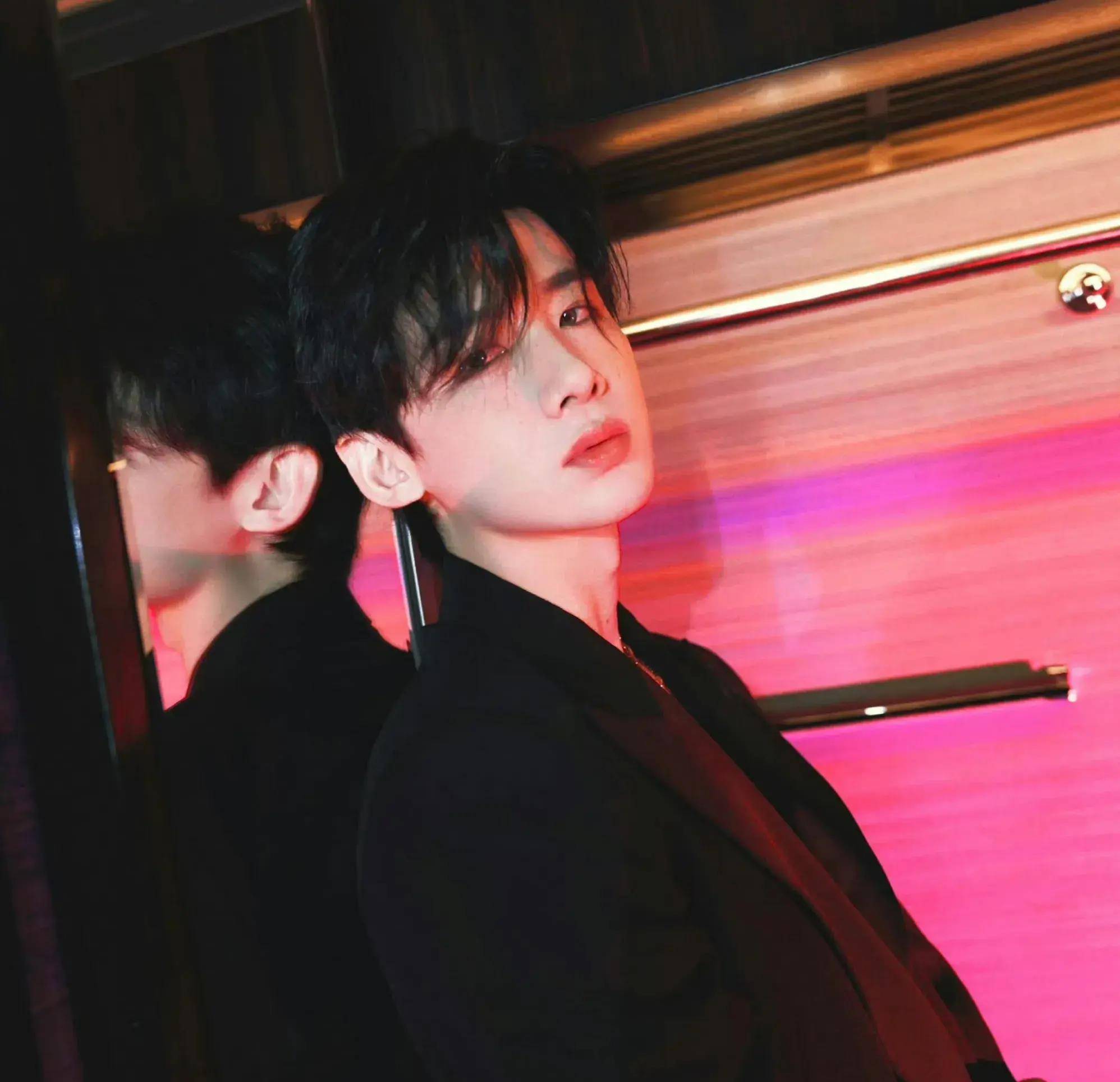 白敬亭太潮流了,她有着波西米亚风格的造型,戴着鼻夹,他真的很酷又好!