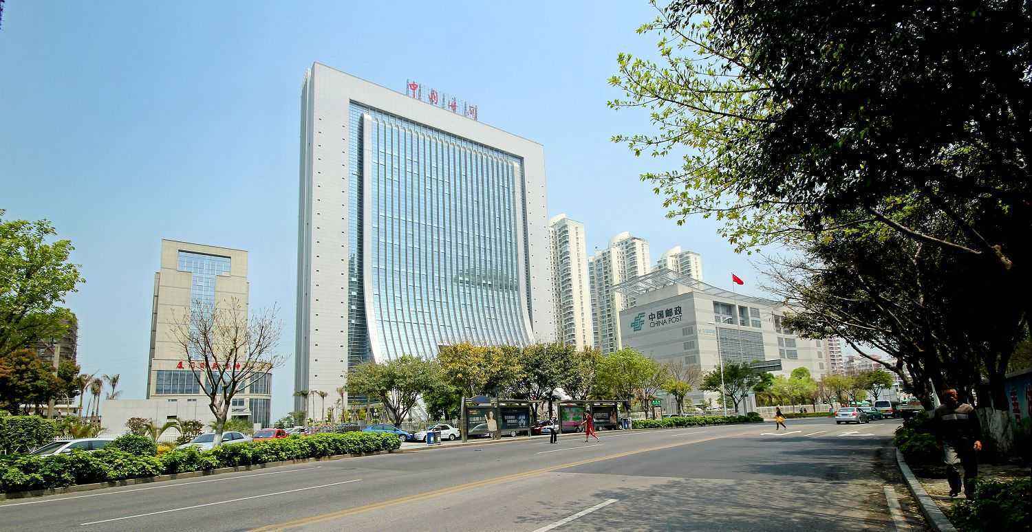 2000年,厦门海关原关长杨前线因在远华案发后为主犯通风报信,受贿数额