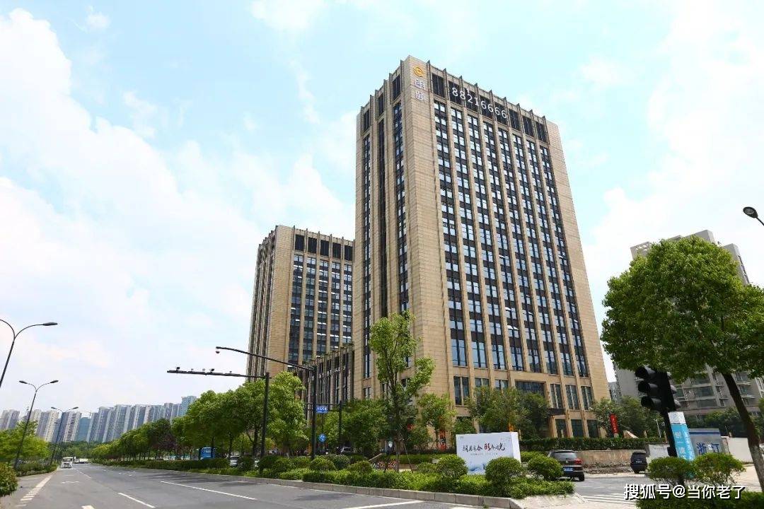 地处 杭州市上城区环站东路 99号云峰大厦 , 总建筑面积约 2 .