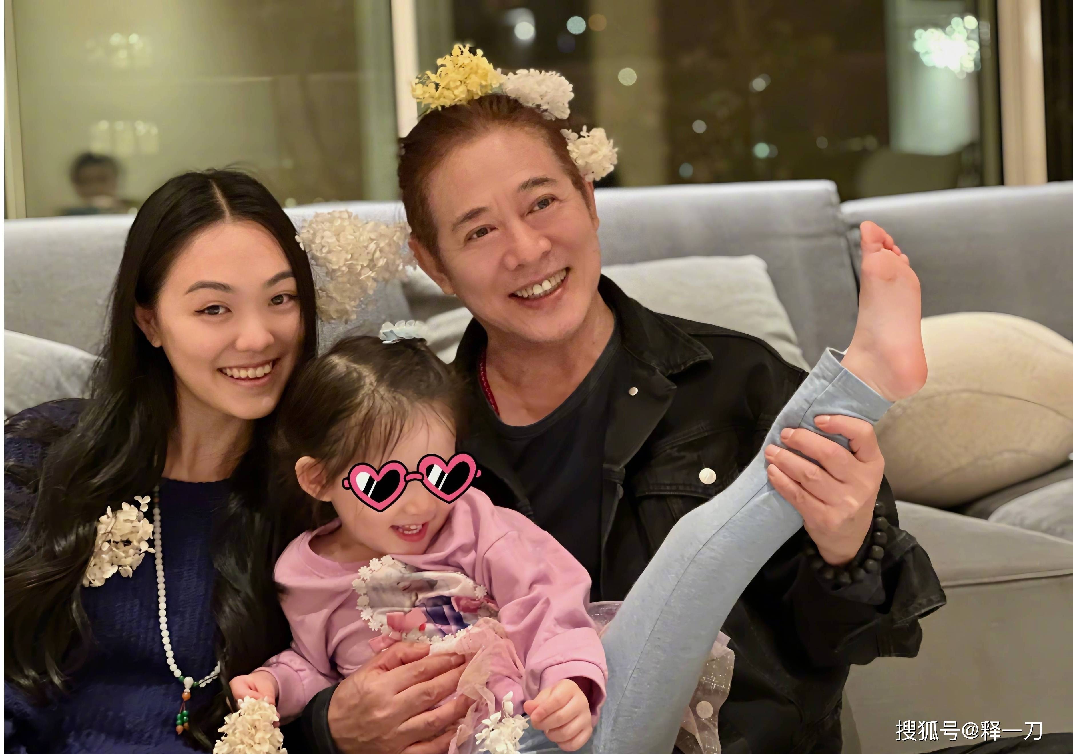 李连杰与向佐一家开心聚会,染黄发戴大花超时尚,健康状况极佳_小奶