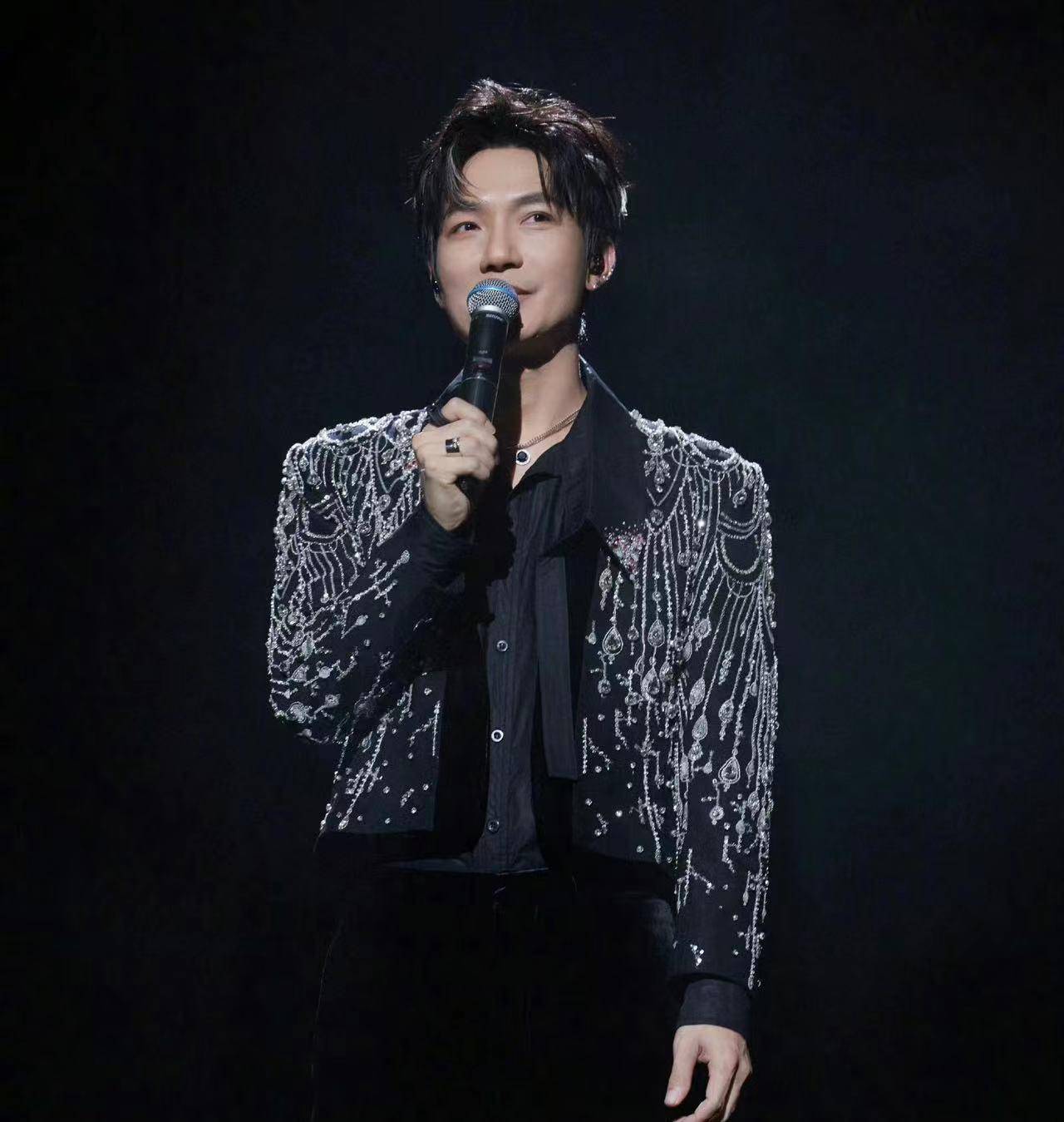 参加完《披荆斩棘》无缝衔接《声生不息》,陈楚生的反差太大了_节目