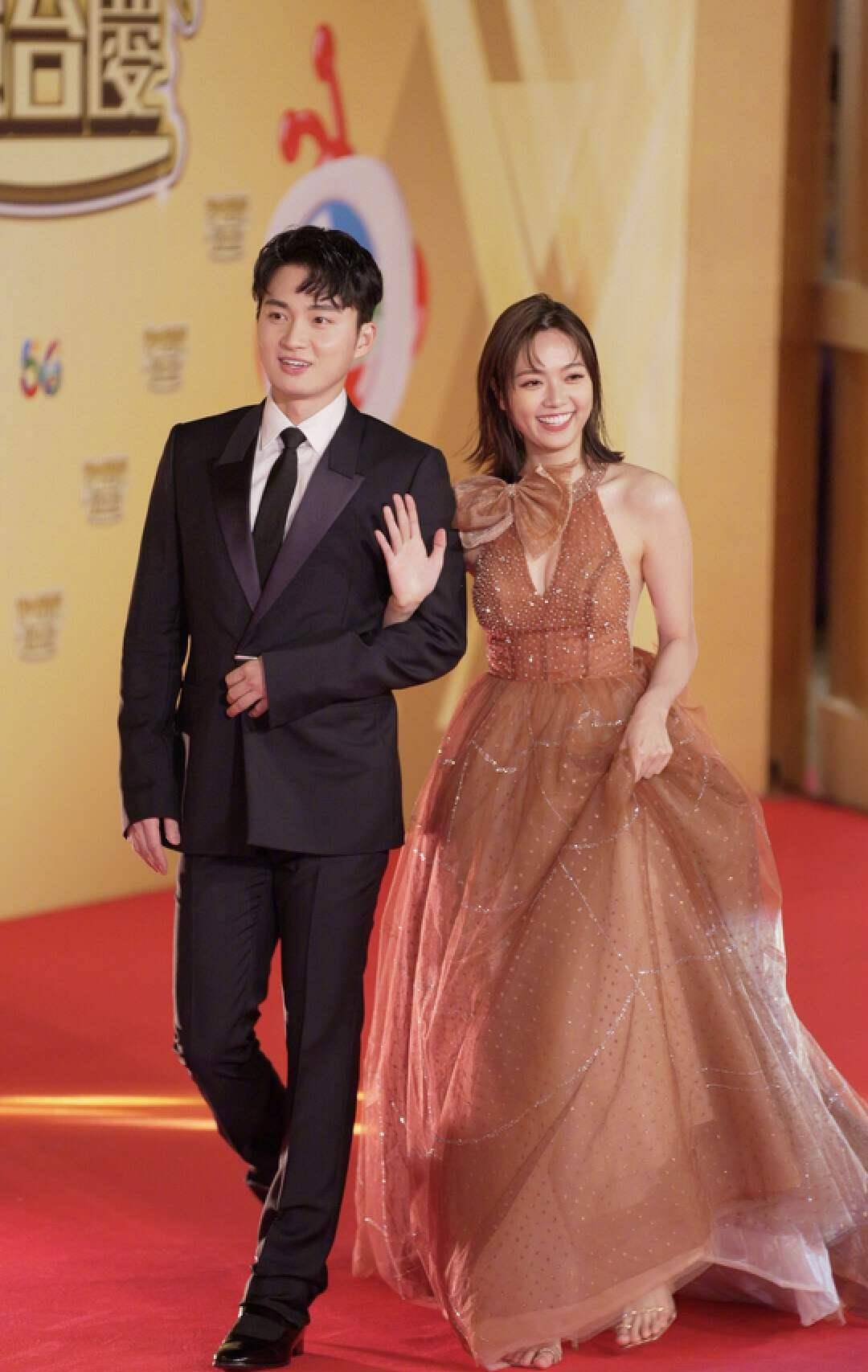 有人像礼仪小姐,有人被指像披床单上身_李佳芯_观众_高海宁