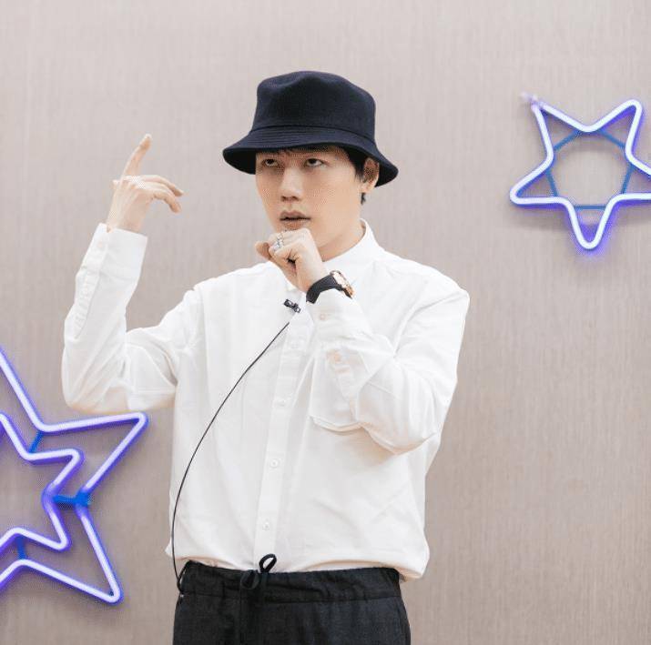 官方账号还晒出了刘维认真练习的照片,上一期节目刘维模仿的蔡徐坤