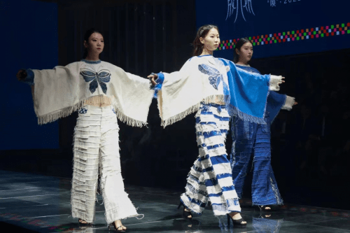 设计师成昊携蜡染作品"唤"61补蓝之美系列走进江西服装学院_华非遗