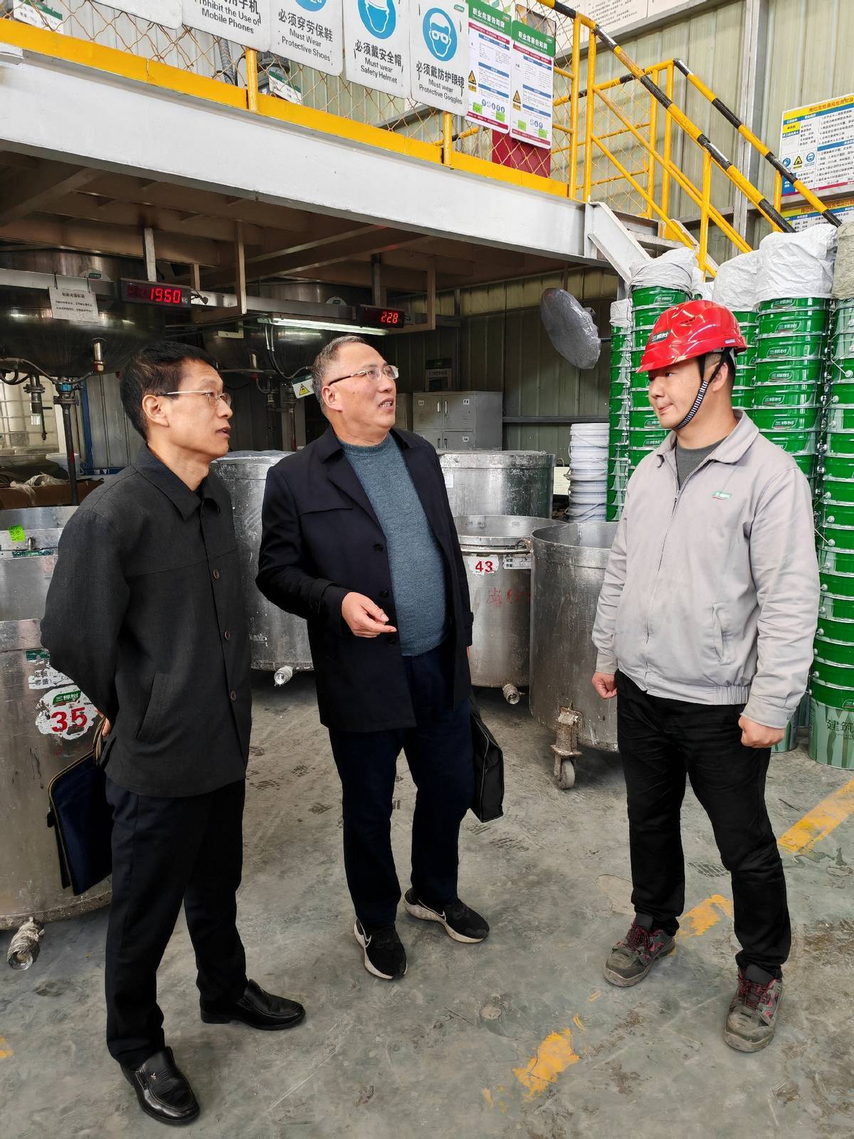 调研组先后深入到南召县长和实业有限公司,河南三棵树涂料有限公司和