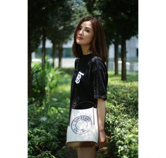 阿sa素颜晒美照 ,穿黑色t恤 下衣失踪玩出高级,给人时髦又时尚_少女