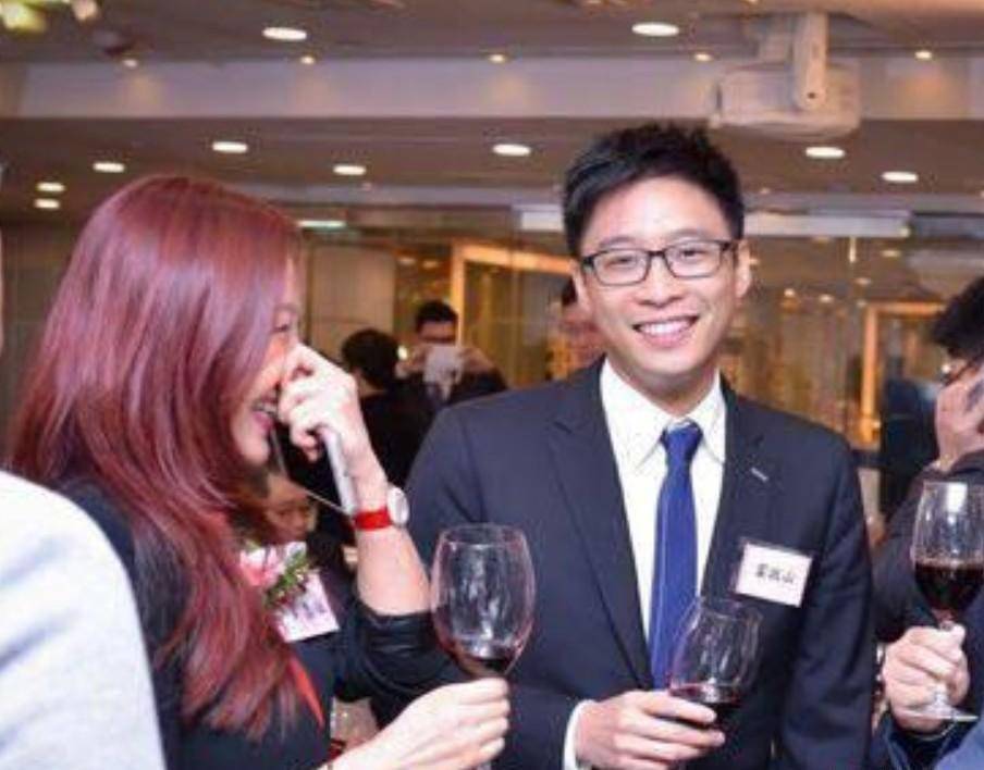 章子怡跟美国神秘富商蜜里调油,而国际章也从这时候开始,靠着男友的