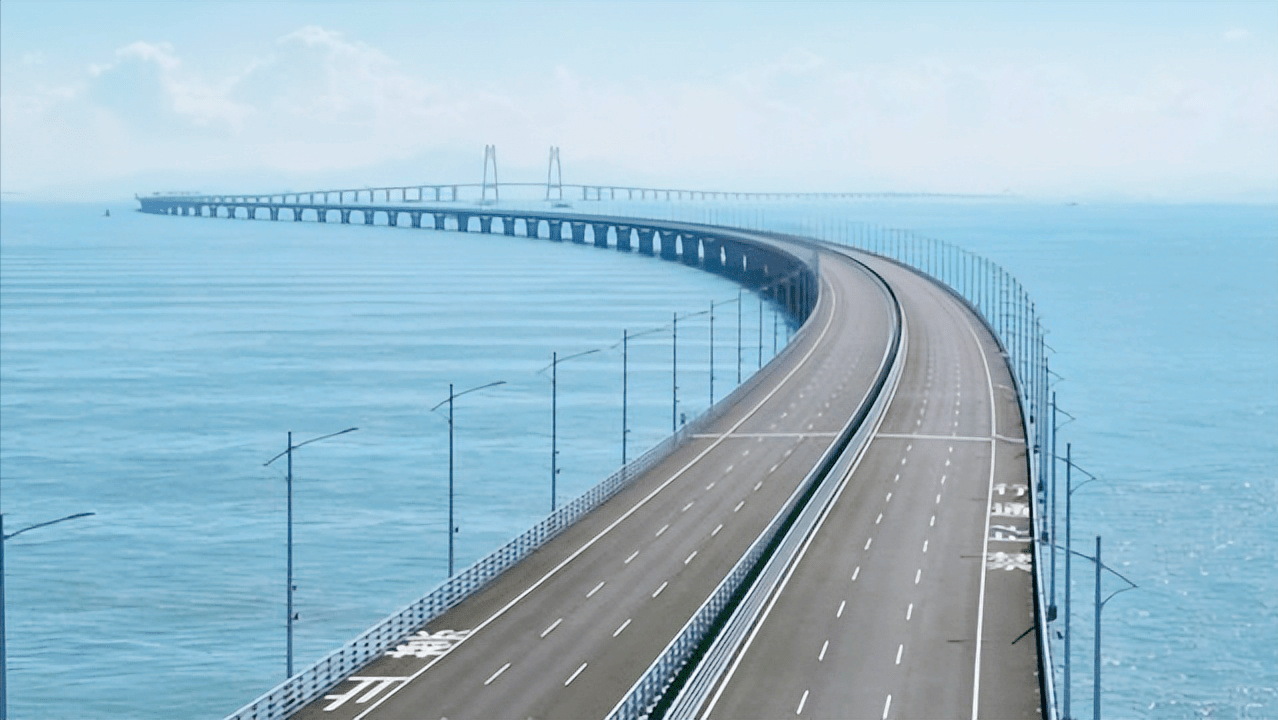 对于这座大桥,有些人认为:该大桥是一项豪华的工程奇迹,也是我国现代