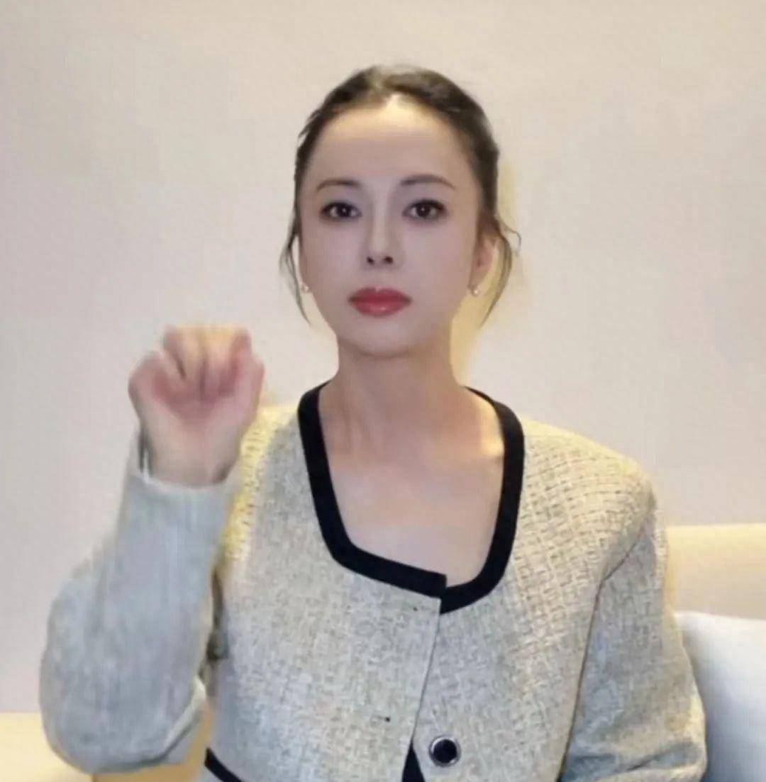 55岁黄绮珊近照撞脸吉娜,美颜滤镜开太大惹争议,露牙才能认出_网友