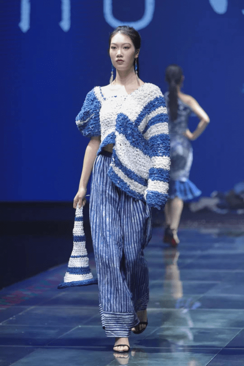 设计师成昊携蜡染作品"唤"61补蓝之美系列走进江西服装学院_华非遗