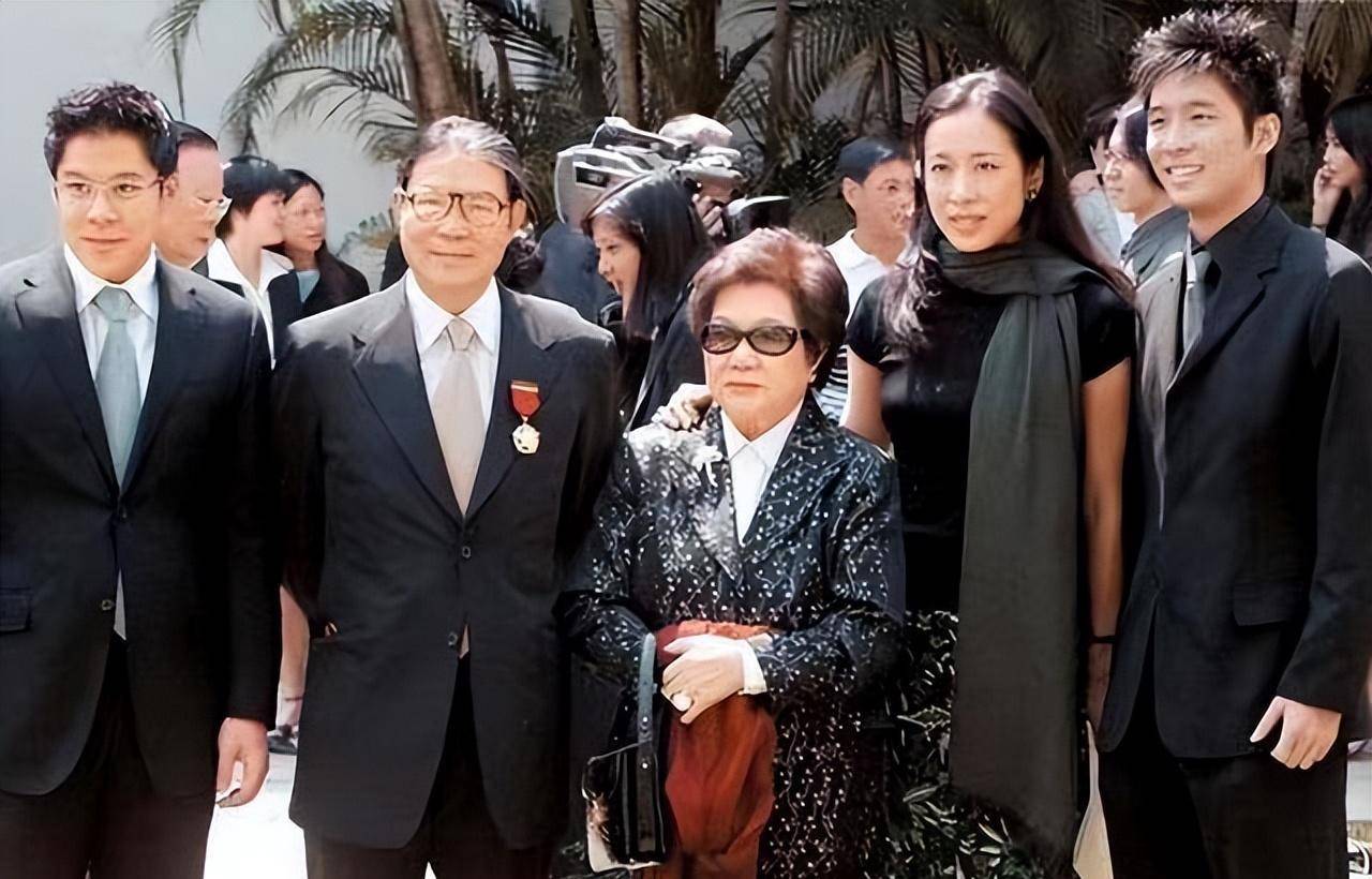 但是朱玲玲完全没有,她的落落大方和无言支持,依然为她在霍家赢得了