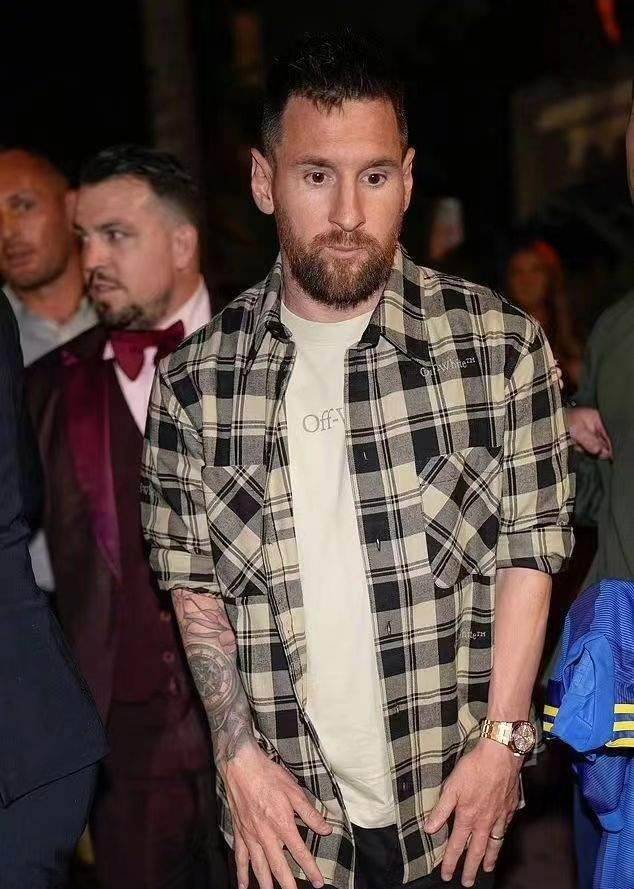 大胡子的梅西看上去是个老实人,而贝克汉姆则有点狂野,两个足球冠军的