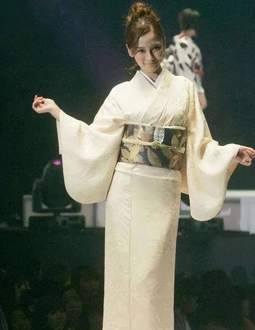 杨颖15岁穿日本"和服照"曝光,总算明白为何会参加疯马秀!