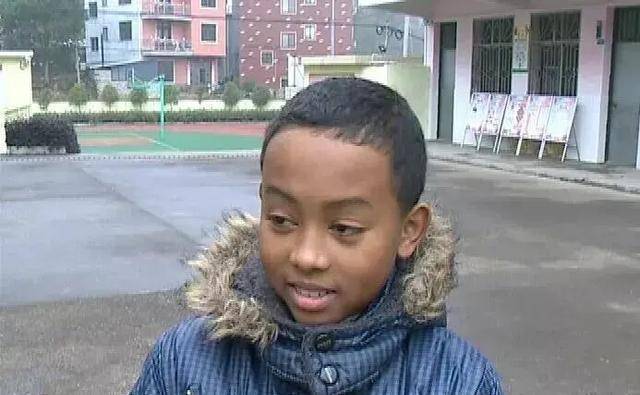 2012年,在亲戚,朋友的帮助下,巴比终于被离家很远的一所小学录取了,但