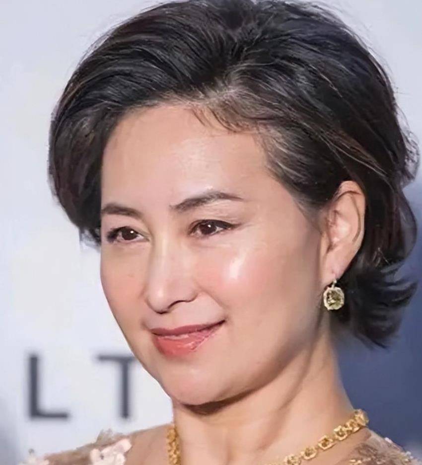 60岁何超琼喜迎第二春,新男友来头大的惊人,连四太都想攀附_人生_家庭