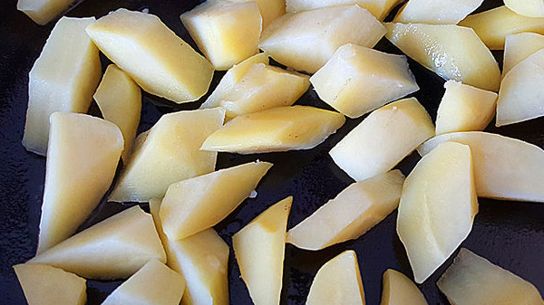 土豆新吃法：蒜香土豆，外焦里嫩，全家人都抢着吃！(图5)
