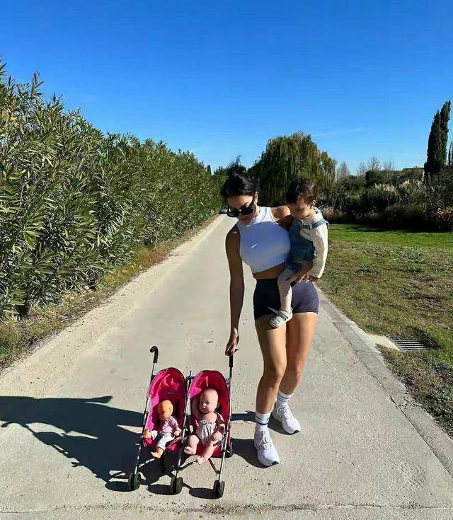 乔治老婆社媒大秀好身材,球迷却提醒乔治要看好队友哈登_丹尼拉_孩子