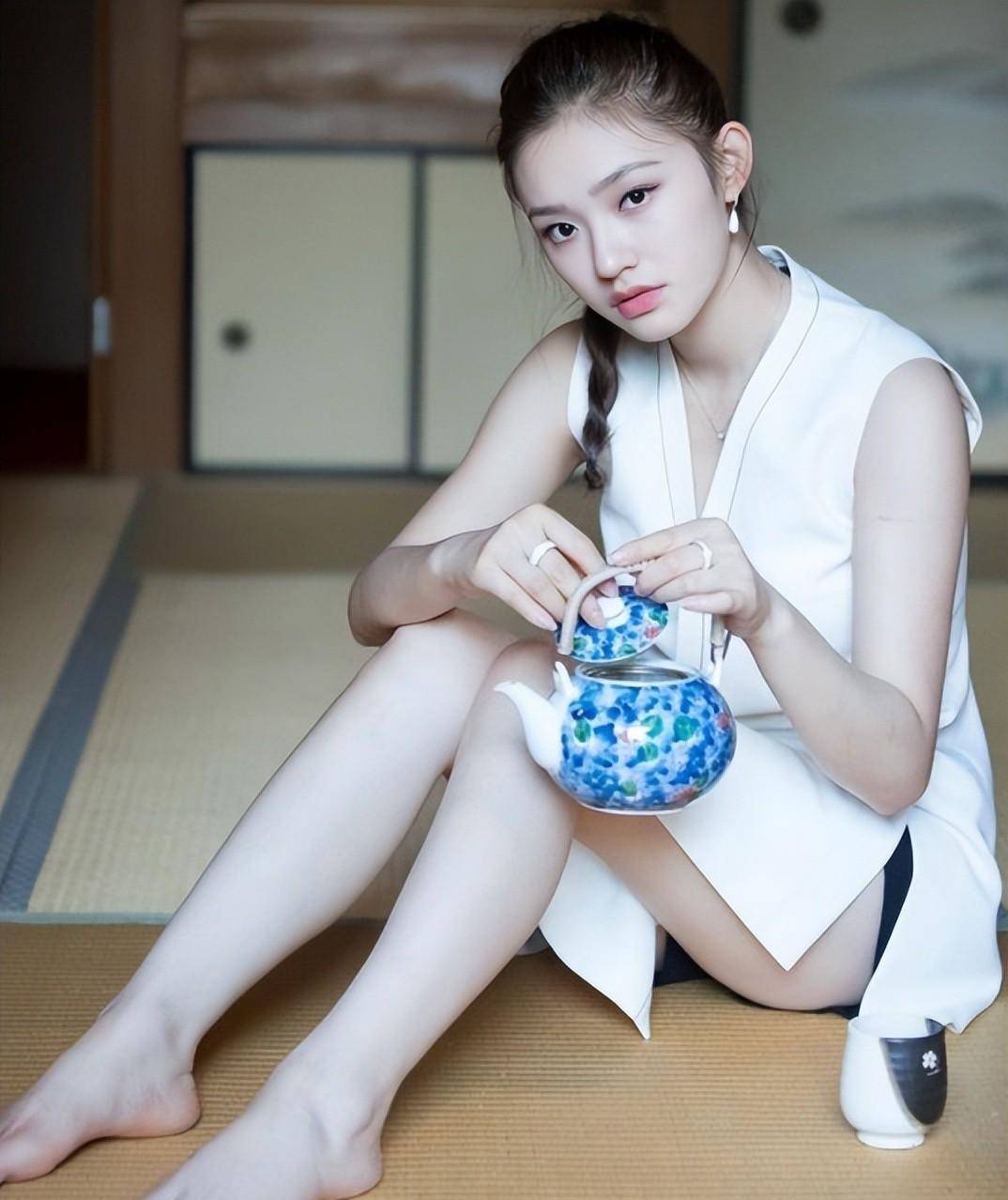 林允:白衬衫热裤很迷人_时尚_白色_上衣