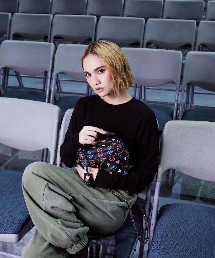 杨丞琳卡点为黄鸿升送生日祝福,晒五人帮合影:这是最后一次发了_位置