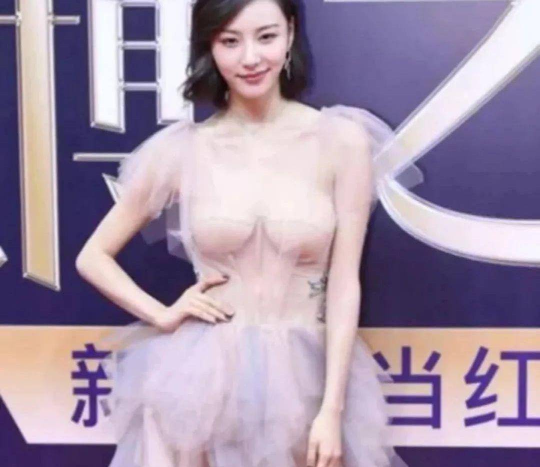 王思聪前女友之一陈雅婷穿透明薄纱裙秀身材