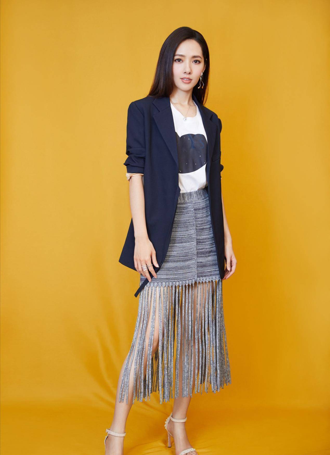 斑马纹衬衫配黑裙很大气,"小向太"没贵妇样儿_郭碧婷_风格_裙装