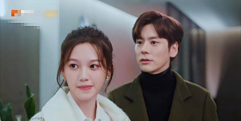 秦时月建立了恋爱关系,两个人在逛街的时候,发现了郑书意和易阳的身影