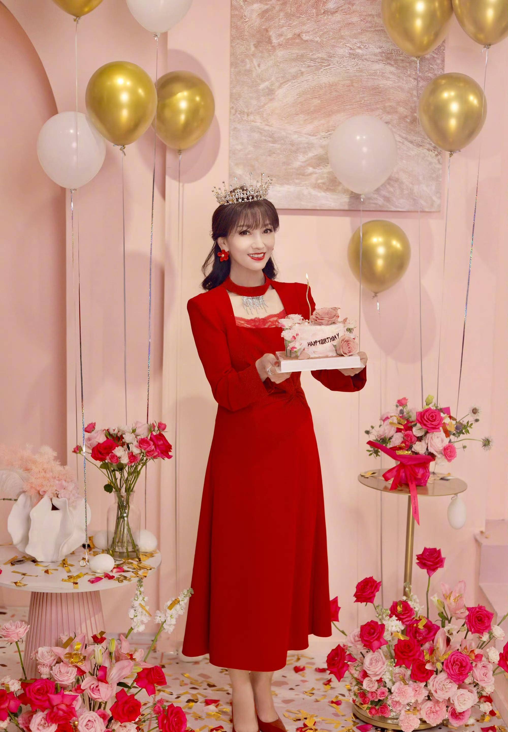 赵雅芝70岁生日照,纤腰,少女脸赛过40岁风姿,真是"人比花娇"