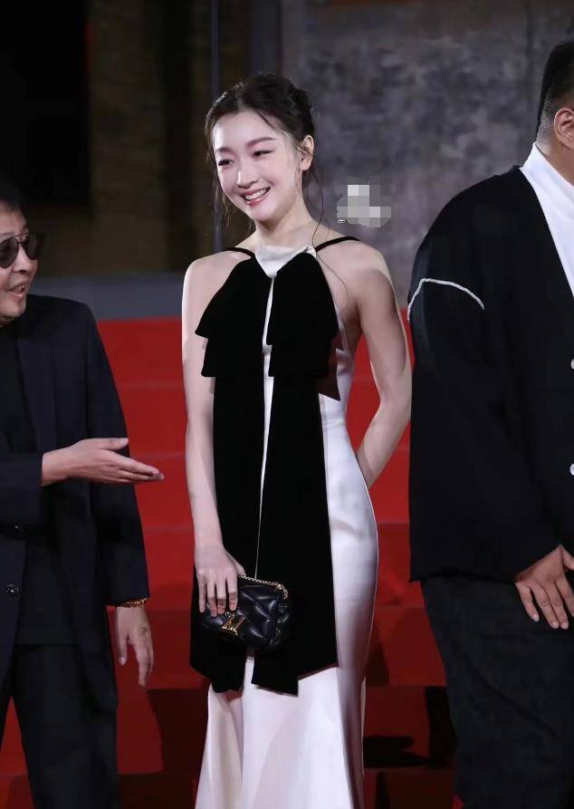 周冬雨高调亮相红毯!
