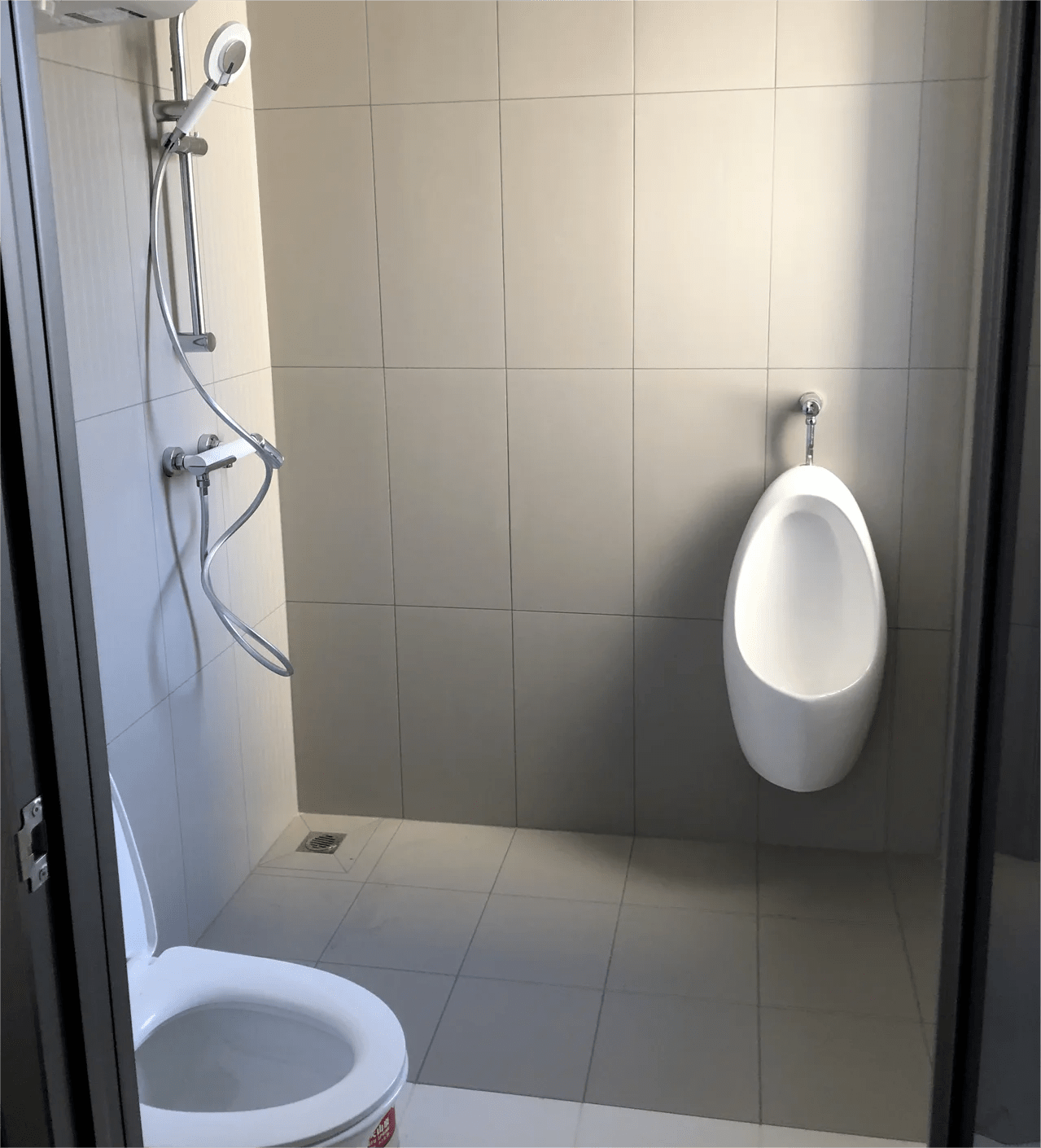 很多人以为小便池是公共厕所才会装的,其实把它装在普通家庭的装修里