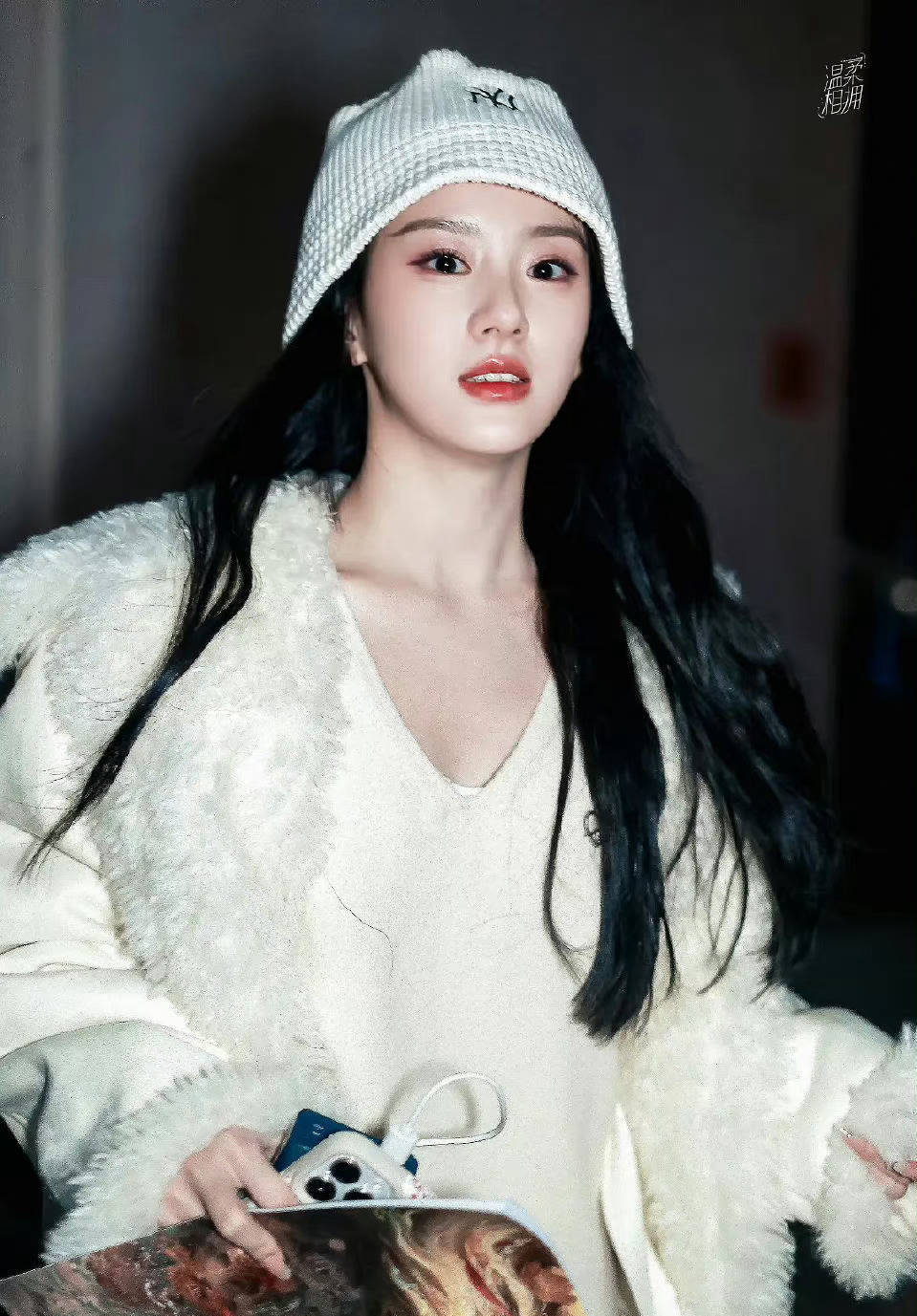 包上恩穿V领毛衣锁骨吸睛 搭白色毛领外套温婉娴熟-搜狐大视野-搜狐新闻