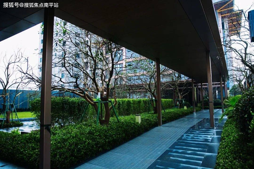 风雨连廊实景星级酒店式双入户大堂配置,首层高大门厅,配金属线条