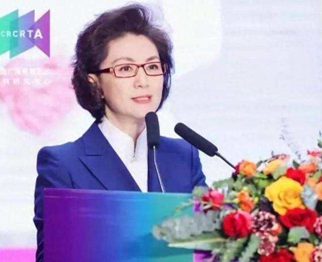 嫁大11岁清华教授的主持人海霞,结婚23年幸福如初_海莎_罗永章_时间