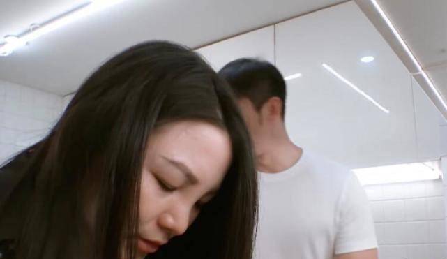 原创李晨喊同事到家里开会，有谁注意女同事的举动？真不像是第一次 