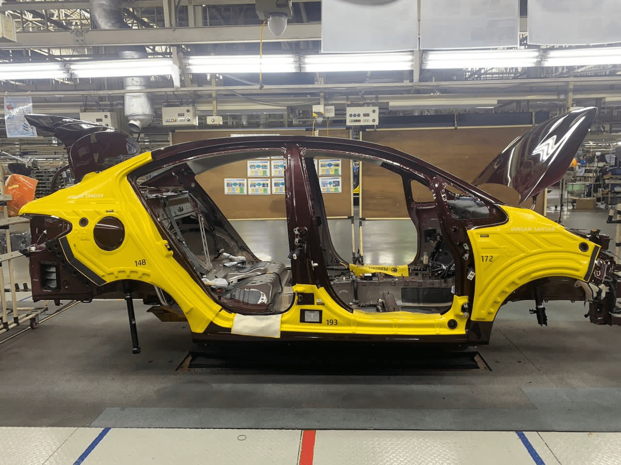 将防护车衣均匀地喷涂在汽车的翼子板,门槛,后侧围和保险杠等部位