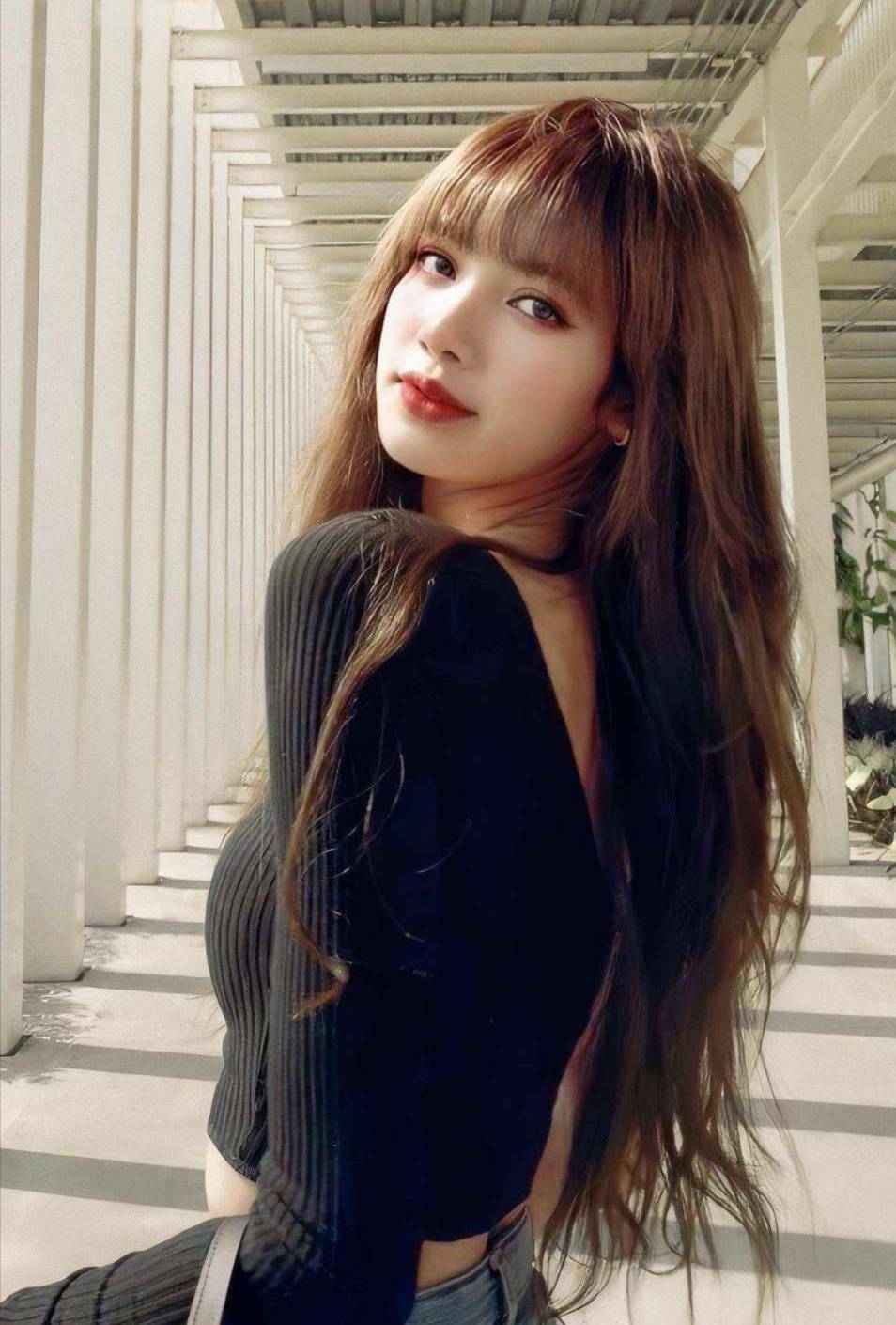 原创lisa出席晚宴引热搜争议,疯马秀后遗症难消,变脸造型遭质疑_明星