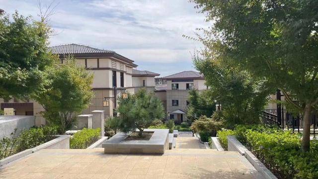 青岛上亿别墅拍卖千人围观 ,一名竞拍者9234万捡漏_房产_成交价_思考