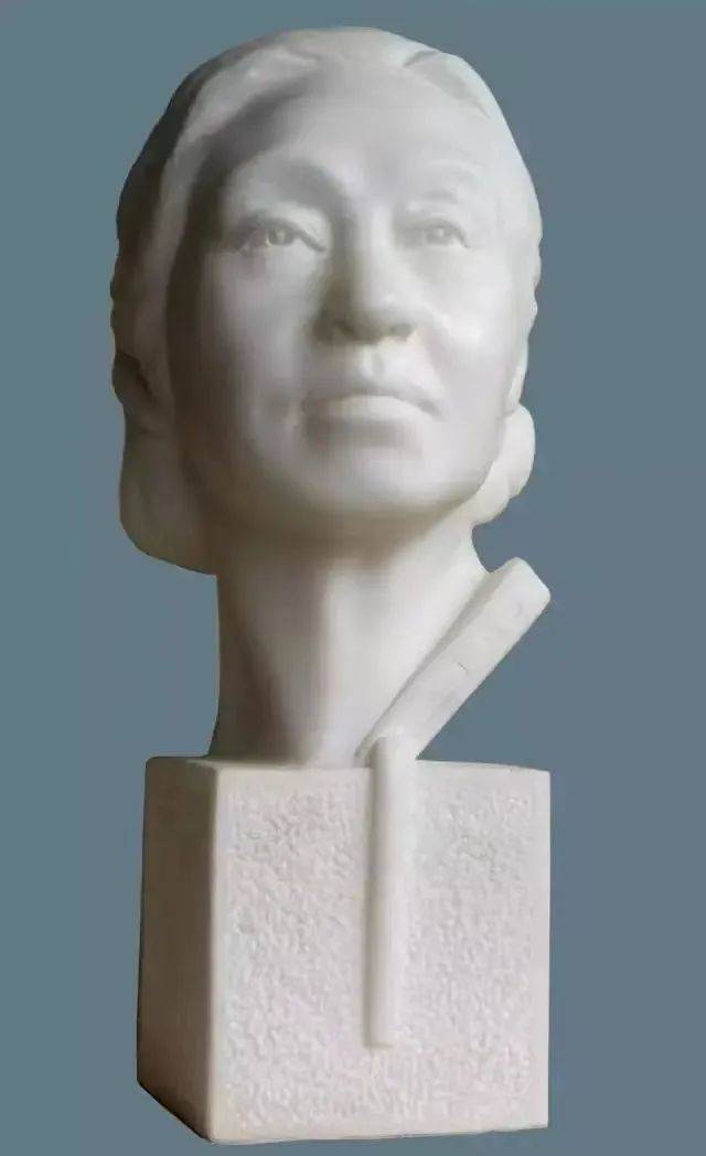 大画家,雕塑家雷晓宁《母亲》作品欣赏_先生_油画_塑像