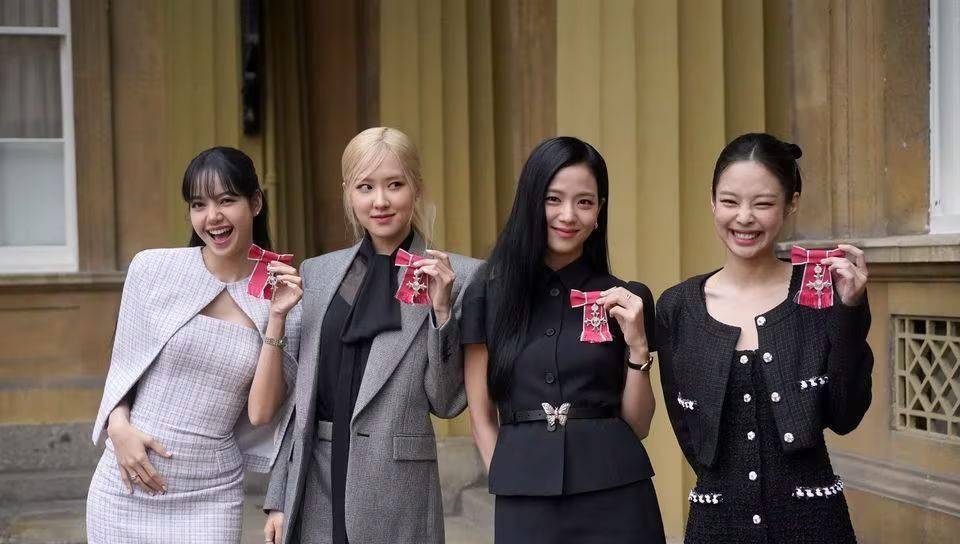 原创英王授予bp帝国勋章,不跟朴彩英握手,lisa殷勤,表情耐人寻味_国王