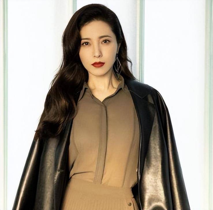 演员曾黎被称为两百年一遇的美人为何47岁仍未婚