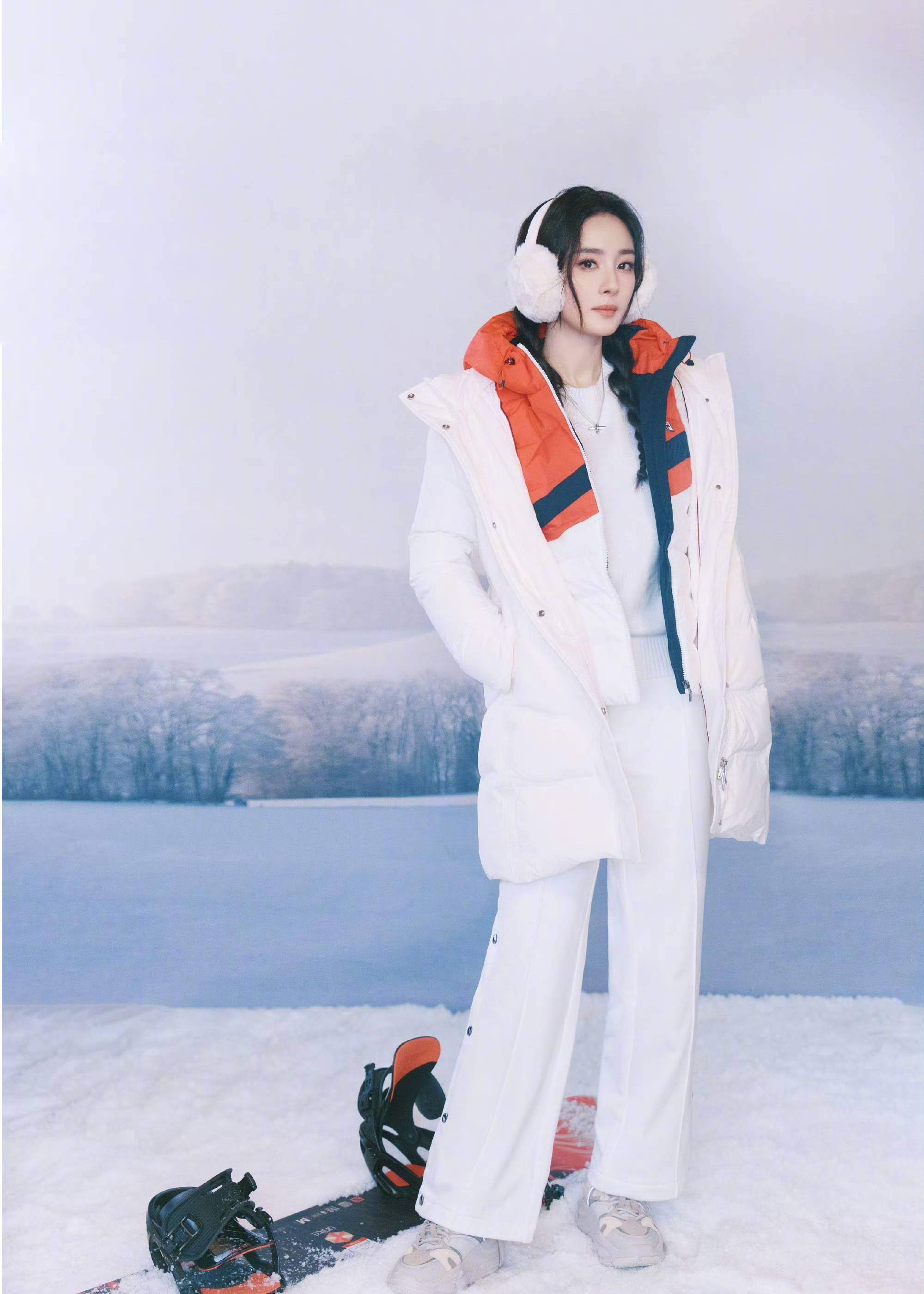 杨幂白衣晒雪景,一身红色滑雪服搭白色滑雪帽,小秀滑雪技能!