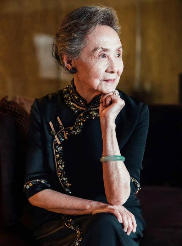 看吴彦姝就知道,优雅得体_女性_发型_显得