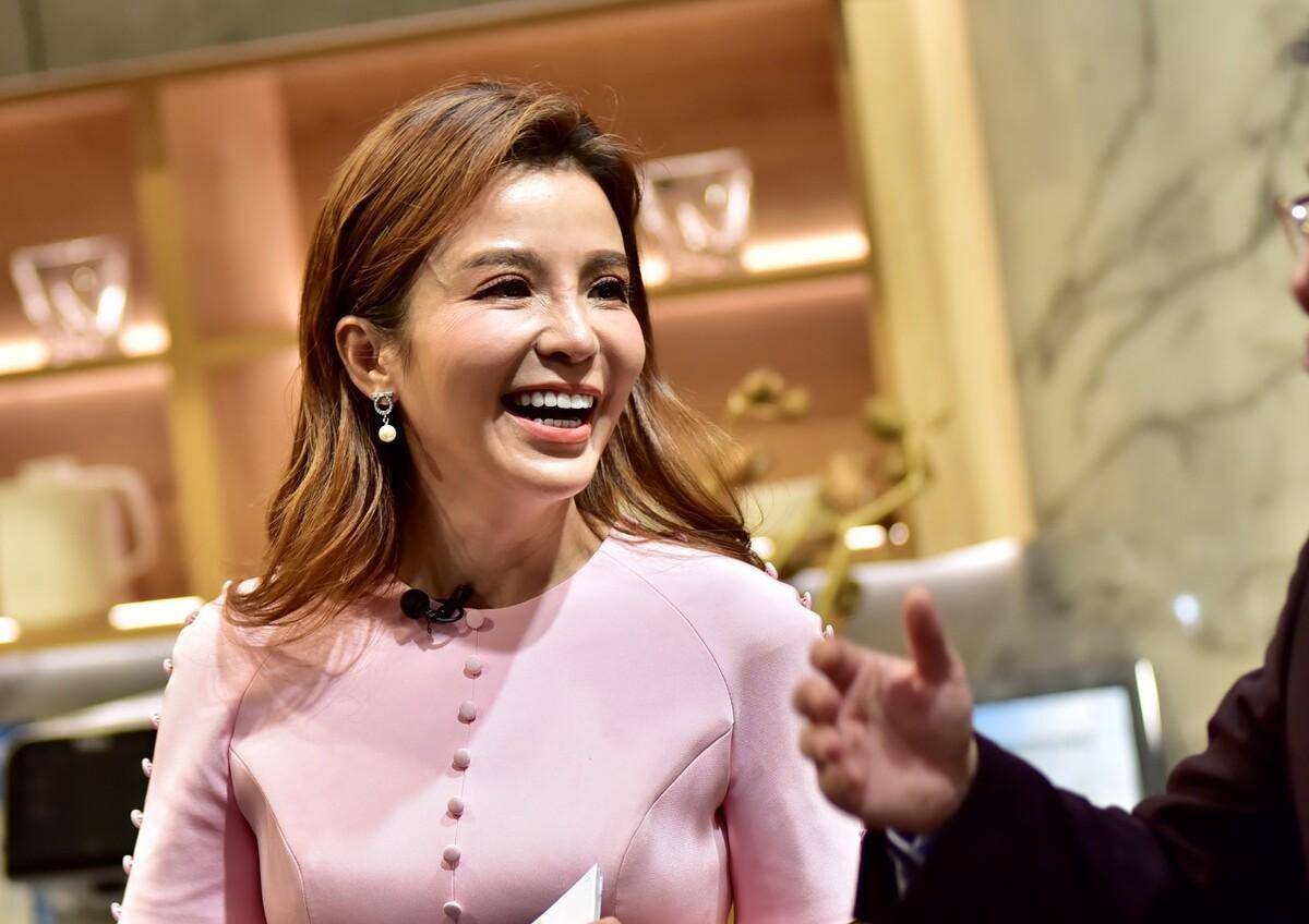 由于衣服脏了,另一位客人不但没有感谢朱迅的支持,反而辱骂这位外国