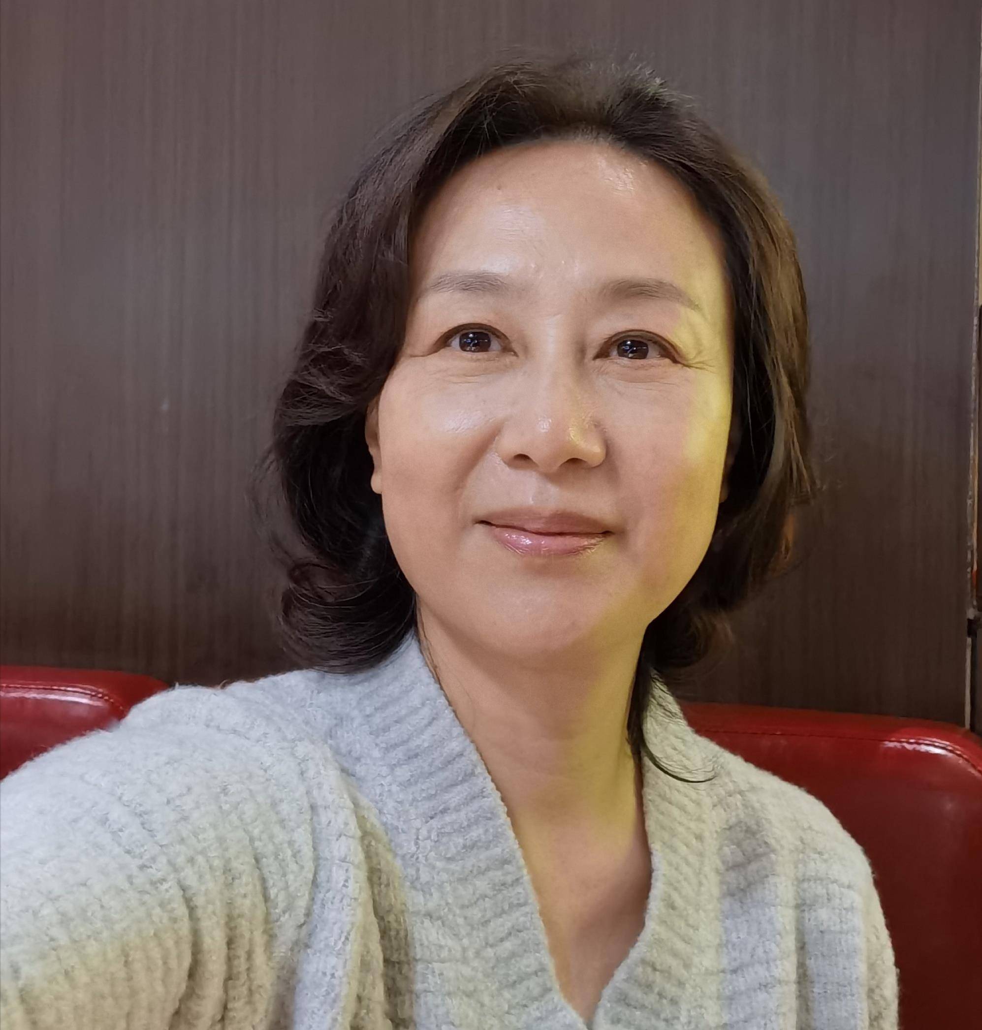 60岁吴玉芳自然老去,穿衣极简却高级有品位,越老反而越优雅_肤色_衣服