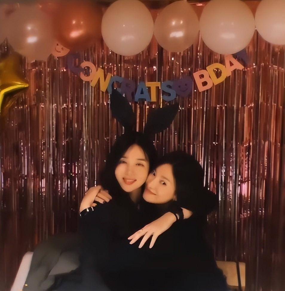 宋慧乔庆贺42岁生日:乔妹头戴皇冠好美,与闺蜜相抱好开心!