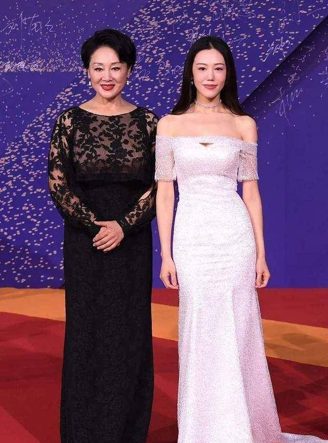 王姬素颜比普通奶奶还要老,牙齿稀疏一脸皱纹,跟女儿同框像她奶奶_穿